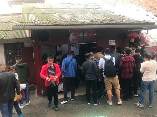 這家開了35年的老長沙米粉店，6塊錢一碗，6點就開始排隊了|餐飲界