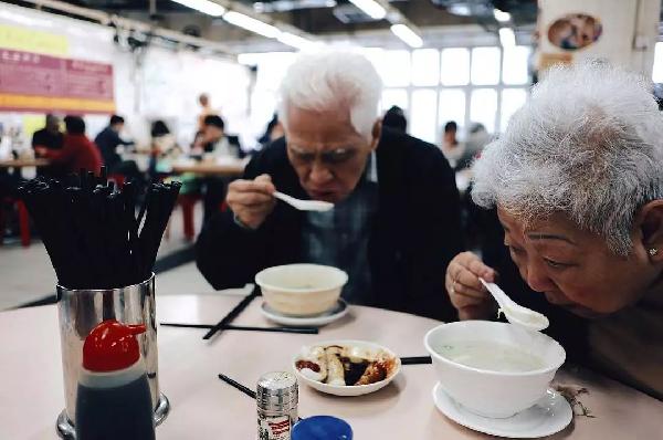 老順德人開的粥店，不僅在香港站穩(wěn)腳跟，還得到了周潤發(fā)的喜歡