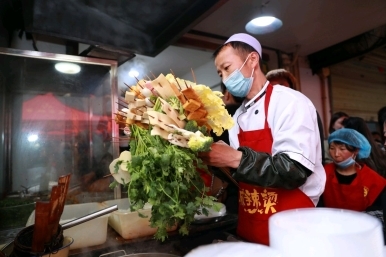 湘下佬老長沙吃貨鋪引領(lǐng)快餐小吃潮流，天水麻辣燙爆火折射消費(fèi)新趨勢|餐飲界