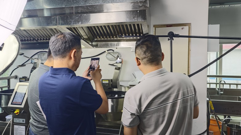 炒菜機(jī)器人席卷餐飲，預(yù)制菜迎來終結(jié)者？|餐飲界